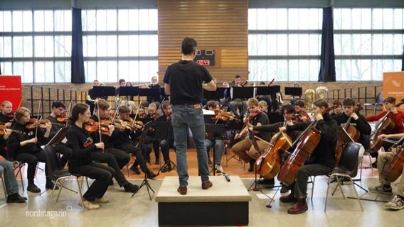 Das Landesjugendorchester spielt für Kinder in Ludwigslust in einer Turnhalle. © Screenshot 