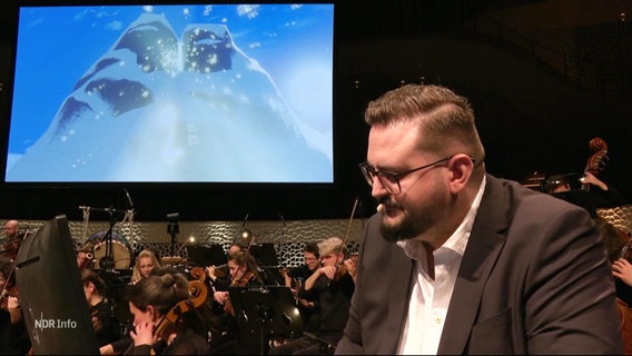 Der Streamer Staiy spielt Videospiele in der Elbphilharmonie. © Screenshot 