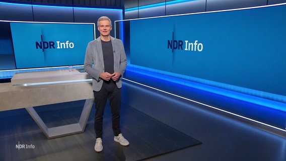 Thorsten Schröder moderiert NDR Info. © Screenshot 