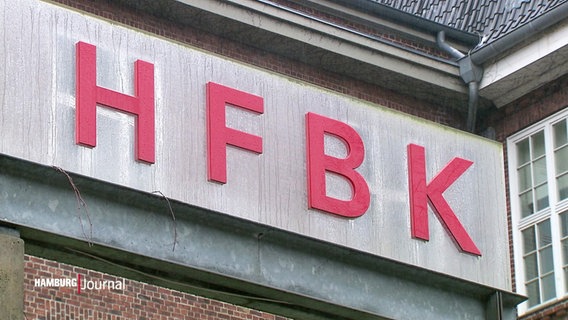 In großen Lettern in rot steht HFBK an einer Fassade. © Screenshot 