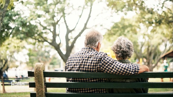 Ein altes Paar sitzt auf einer Parkbank. © Screenshot 