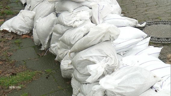 Ein Haufen Sandsäcke als Hochwasserschutz © Screenshot 
