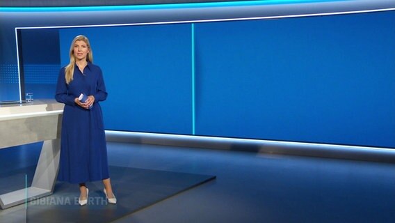 Bibiana Barth moderiert NDR Info. © Screenshot 