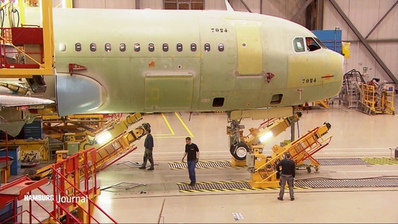 In einem Airbus-Werk wird ein Flugzeug gebaut. © Screenshot 