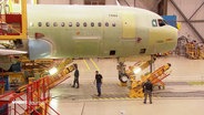In einem Airbus-Werk wird ein Flugzeug gebaut. © Screenshot 