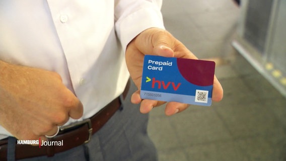 Jemand hält die HVV Prepaid Karte in der Hand. © Screenshot 