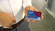 Jemand hält die HVV Prepaid Karte in der Hand. © Screenshot 