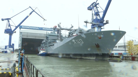 Das Marine-Schiff "Bonn" in einer Werft. © Screenshot 