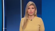 Bibiana Barth moderiert NDR Info. © Screenshot 
