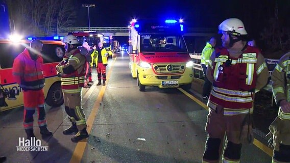 Rettungskräfte auf einer Unfallstelle auf der Autobahn. © Screenshot 