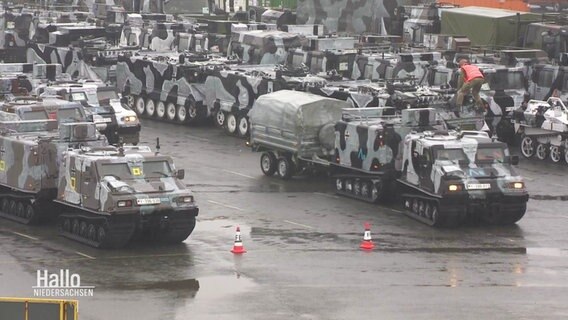 Einsatzfahrzeuge bei einem NATO-Manöver in Emden. © Screenshot 