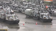 Einsatzfahrzeuge bei einem NATO-Manöver in Emden. © Screenshot 