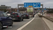Autos im Stop and Go auf einer Autobahn vor Hamburg. © Screenshot 