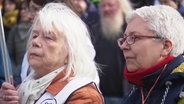 Zwei Seniorinnen auf einer Demonstration. © Screenshot 