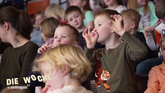 Kinder im Publikum einer Aufführung. © Screenshot 