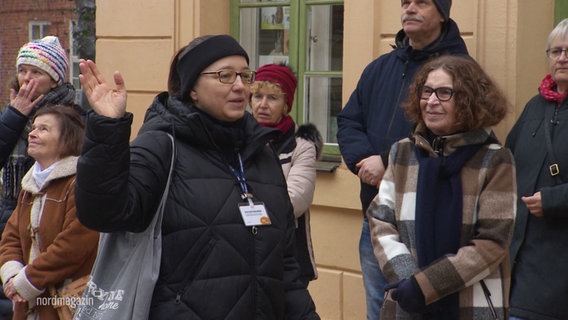 Teresa Beck ist Gästeführerin und führt eine Gruppe Touristen durch Schwerin. © Screenshot 