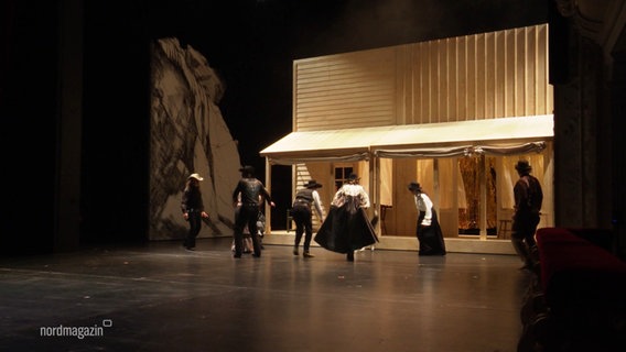 Das Bühnenbild von Milan Peschels "Chico Zitrone - Im Tal der Hoffnung" gleicht einem Wester, das Stück spielt aber in Nordostdeutschland. © Screenshot 