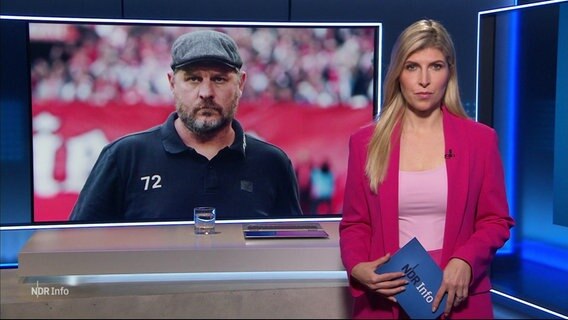 Moderatorin Bibiana Barth steht vor einem Bild von Fußballtrainer Steffen Baumgart. © Screenshot 