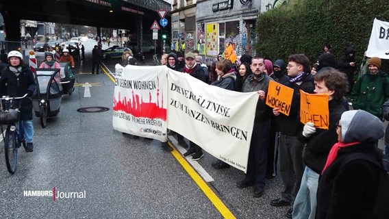 Eine Gruppe von Menschen protestiert gegen den geplanten Abriss der Hamburger Sternbrücke. © Screenshot 