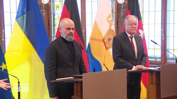 Mykola Marinov, stellvertretender Gouverneur der Region Mykolajiw in der Ukraine und Stephan Weil, Ministerpräsident von Niedersachsen, stehen jeweils an einem Rednerpult, im Hintergrund die Länderflaggen. © Screenshot 