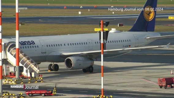 Ein Flugzeug der Lufthansa steht auf einem Rollfeld. © Screenshot 