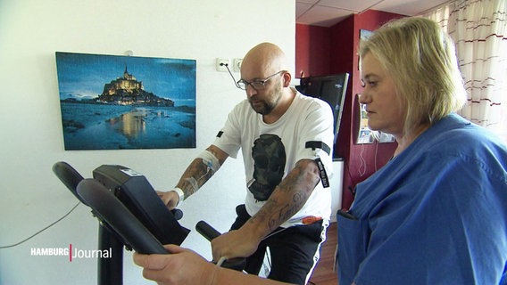 Denis Friszewski macht im Krankenhaus Tests, um die Leistungsfähigkeit seines Herzes zu überprüfen. © Screenshot 