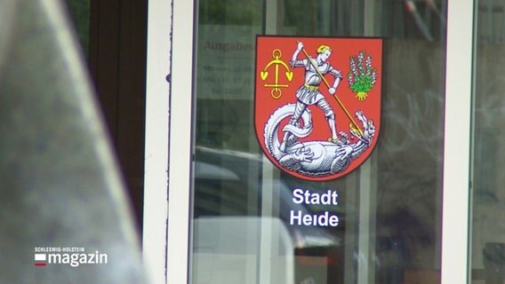 Das Wappen der Stadt Heide zeigt einen Drachentöter. © Screenshot 