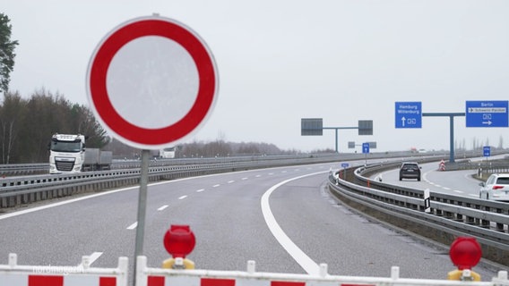 Ein Verbotsschild auf einer Autobahn. © Screenshot 