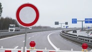 Ein Verbotsschild auf einer Autobahn. © Screenshot 