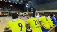 Die Spieler des HC Empor Rostock auf der Bank verfolgen das Spiel gegen Braunschweig. © Screenshot 