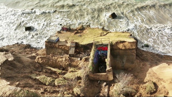 Eine Bunkeranlage aus dem kalten Krieg ist durch einen Erdrutsch in die Ostsee gelangt. © Screenshot 