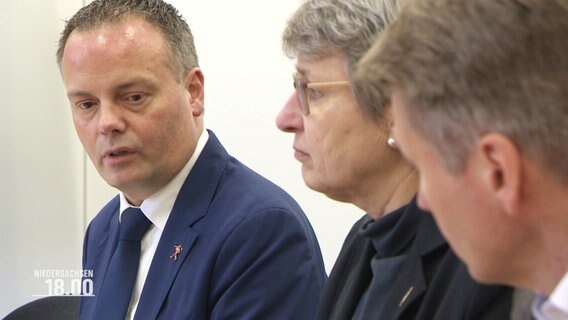 Der Vorsitzende Claudio Griese diskustiert mit seinen Kollegen. © Screenshot 