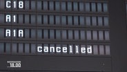 Eine Anzeigetafel am Flughafen mit der Aufschrift "cancelled" © Screenshot 