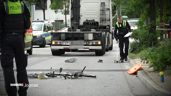 Polizisten vermessen eine Unfallstelle. © Screenshot 