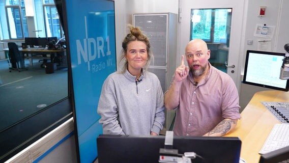 Theresa Hebert und Stefan Kuna stehen im Studio von NDR 1 Radio MV. © Screenshot 