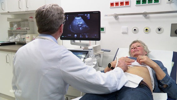 Ein Arzt untersucht mit einem Ultraschallgerät den Bauch einer Patientin. © Screenshot 