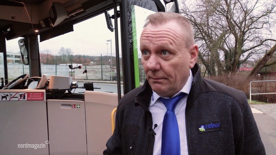 Holger Spiller - Busfahrer aus Überzeugung - ist zufrieden mit den Arbeitsbedingungen bei seinem Arbeitgeber und möchte nicht streiken. © Screenshot 