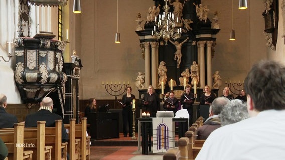 Menschen besuchen einen Gottesdienst. © Screenshot 