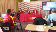 Vetreter der DLRG geben eine Pressekonferenz. © Screenshot 
