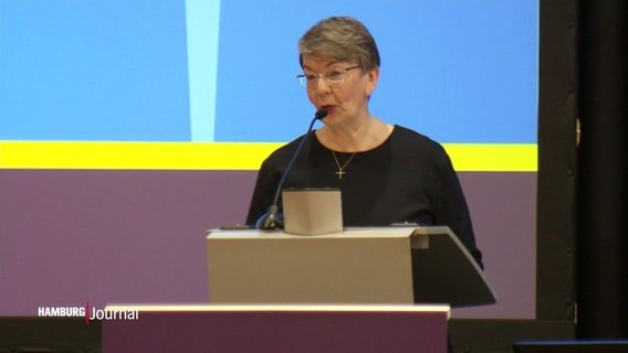 Kristina Kühnbaum-Schmidt steht am Rednerpult. © Screenshot 