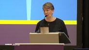Kristina Kühnbaum-Schmidt steht am Rednerpult. © Screenshot 