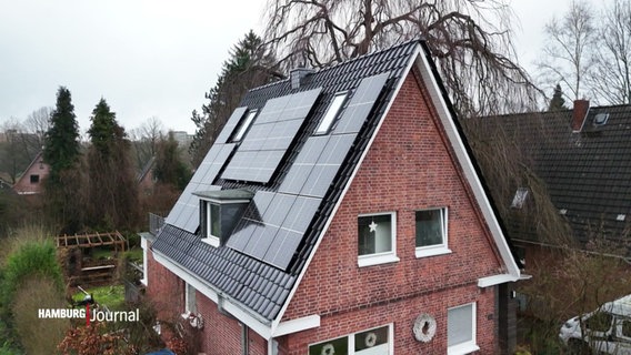 Ein Haus mit Photovoltaikoanlage auf dem Spitzdach © Screenshot 