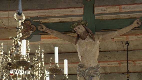 Eine Plasik von Jesus am Kreuz © Screenshot 