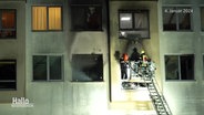 Die Feuerwehr fährt mit eine Kran von außen an ein Klinikfenster. © Screenshot 