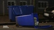 Auf der Straße liegt eine umgekippte Mülltonne. © Screenshot 
