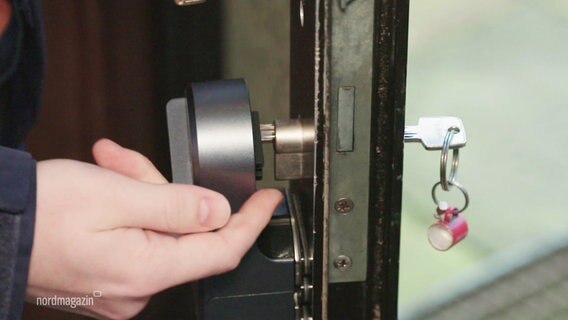 Ein neuartiges elektronisches Türschloss wird angebracht. © Screenshot 