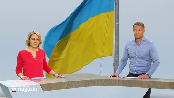 Marie-Luise Bram und Gerrit Derkoswki moderieren das Schleswig-Holstein Magazin am 24.02.2024. © Screenshot 