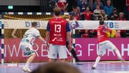 Das Handballspiel HSV gegen Göppingen am 25.02.2024. Ein HSV-Spieler steht mit dem Rücken zur Kamera und schaut auf einen Strafwurf für seine Mannschaft. © Screenshot 