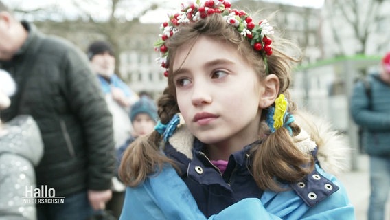 Ein ukrainisches Mädchen bei der Solidaritätskundgebung in Hannover. © Screenshot 