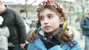 Ein ukrainisches Mädchen bei der Solidaritätskundgebung in Hannover. © Screenshot 
